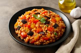 Впал в шок от простоты: булгур с овощами на сковороде — рассыпчатый, полезный и ароматнее любого супа