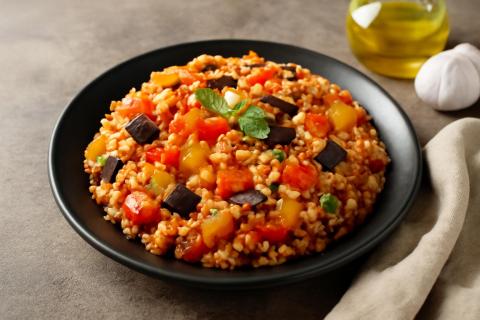 Впал в шок от простоты: булгур с овощами на сковороде — рассыпчатый, полезный и ароматнее любого супа