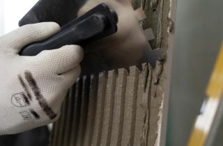 Стены начинают плакать и шелушиться: один пропущенный этап превращает свежую отделку в руины