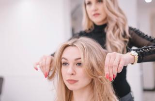 Щётка с натуральной щетиной усиливает прикорневый объём, сообщили стилисты