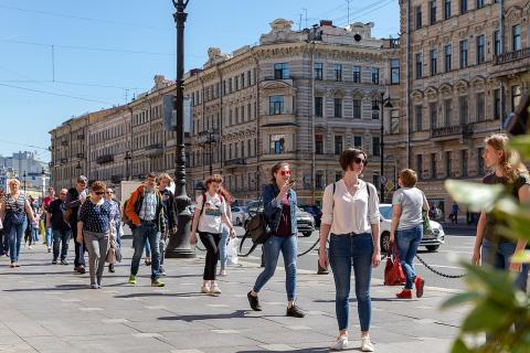 Петербург на каникулы: где купаться, слушать музыку и наслаждаться культурой в августе