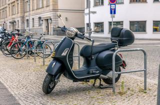 Пенсионер из Чехии путешествует по Европе на самокате и ночует в палатке