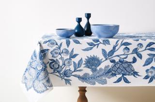 Назван простой способ, чтобы скатерть не скользила - пищевая пленка и двусторонний скотч