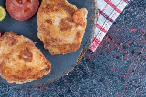 Свиные отбивные с грибами и сыром сохраняют сочность при предварительной обжарке — повар