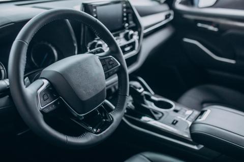 Запах сырости в салоне автомобиля: причины и способы устранения по данным сервисных центров