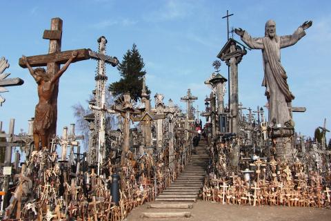 Гора крестов в Литве - одно из самых необычных мест паломничества в Европе