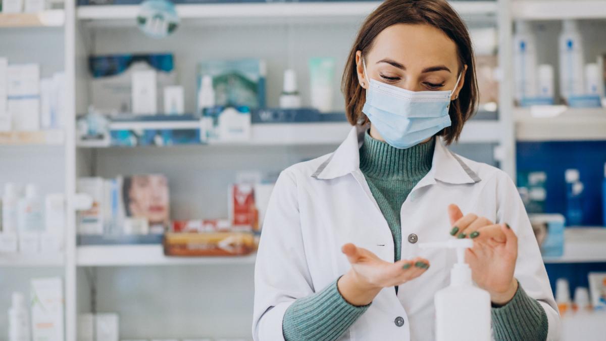 Фармацевт в аптеке