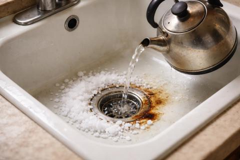 Медленный слив в раковине возникает из-за волос и мыльного налёта — The Spruce