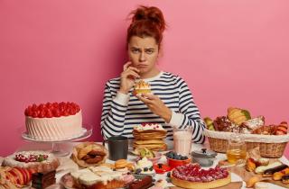 Психологические причины переедания связаны с эмоциональными дефицитами — психолог Ирина Пронягина