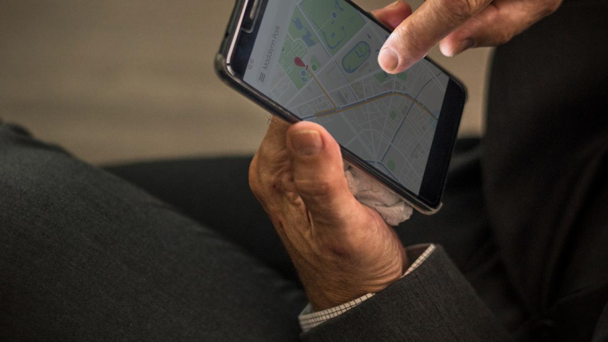 Бизнесмен, используя свой мобильный телефон