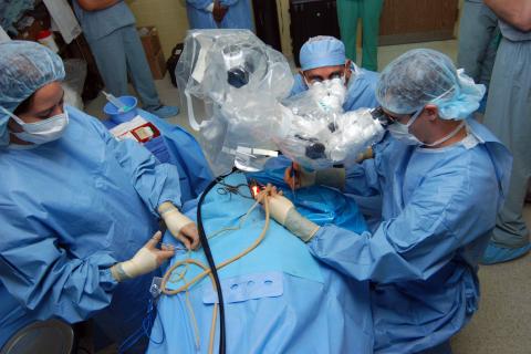 Успех Tissium: 12 пациентов восстановили функцию пальцев без осложнений после операции с биоклеем
