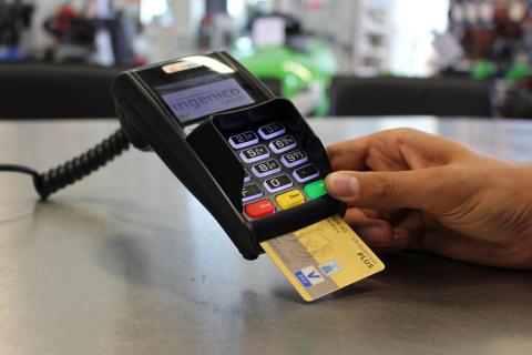 Оплата картой за границей без предупреждения банка может привести к заморозке счёта