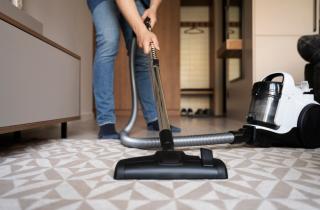 Эксперты рассказали, как избавиться от затхлого запаха из пылесоса при помощи прочистки шланга