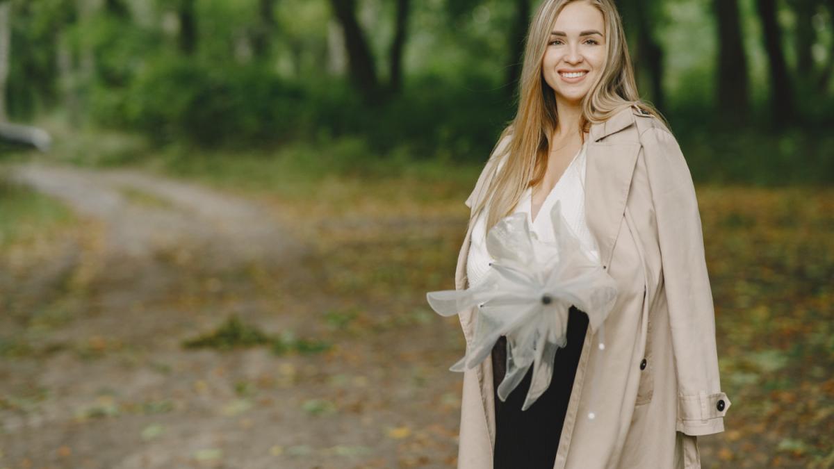 Девушка в блузке и плаще