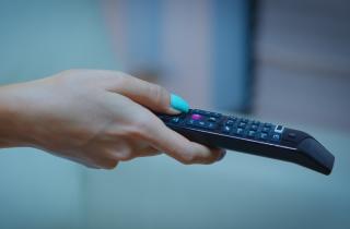 Специалисты объяснили, как безопасно почистить пульт от микробов при помощи зубной пасты