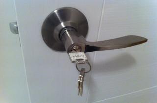 Эксперты назвали способы избавления от скрипа дверей с помощью масла, мыла и