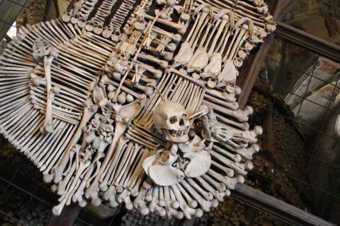 В Кутна Горе находится часовня, украшенная костями 40 тысяч человек