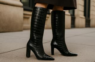 Специалисты советуют разглаживать заломы на ботинках утюгом через влажную ткань