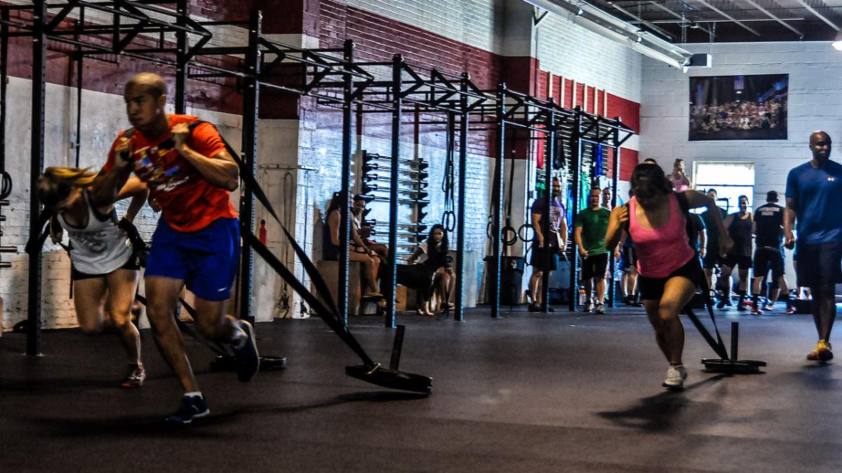 Люди занимаются в классе кроссфита Люди занимаются в классе кроссфита