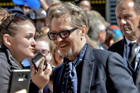 Гэри Олдман получил рыцарское звание в Виндзорском замке — Independent