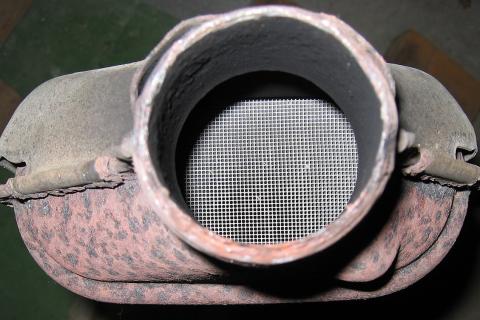 Разрушенные соты катализатора могут привести к попаданию керамики в цилиндры — автомастер