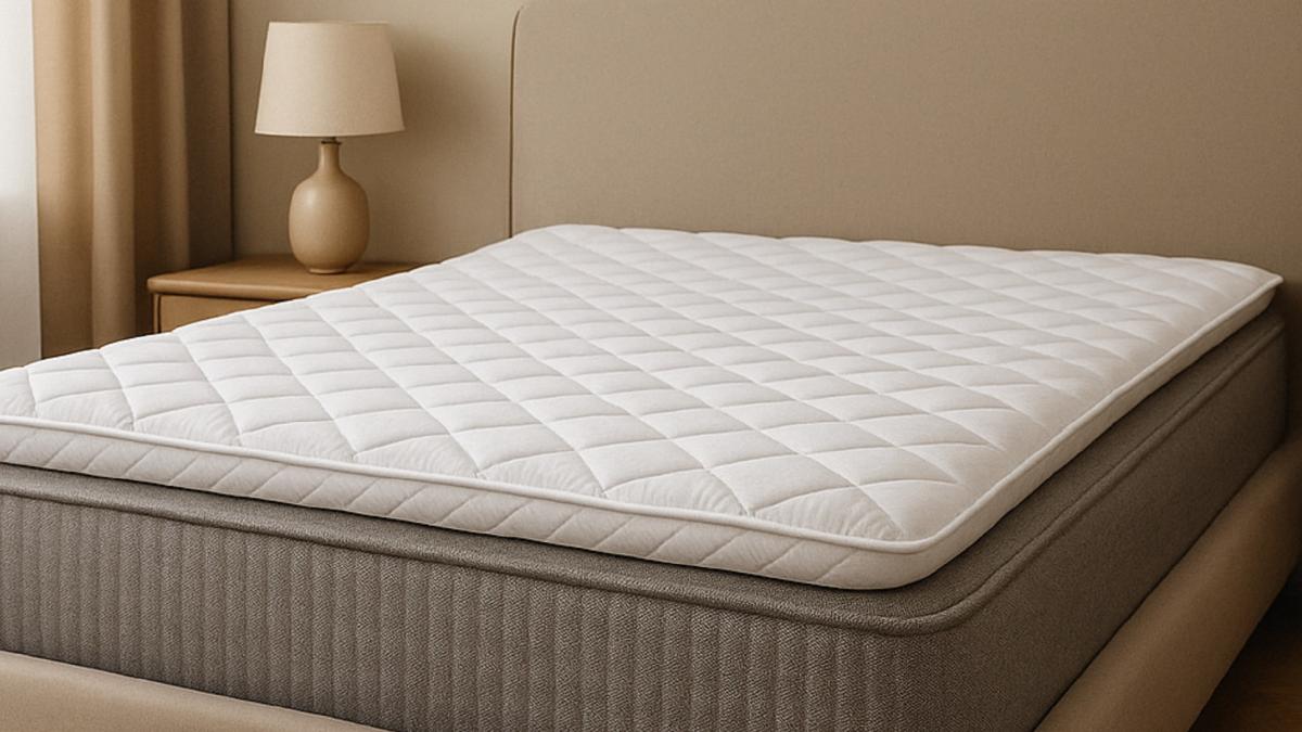 Топпер на кровати