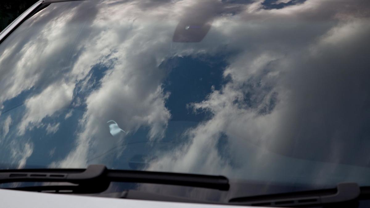 Облака в лобовом стекле автомобиля
