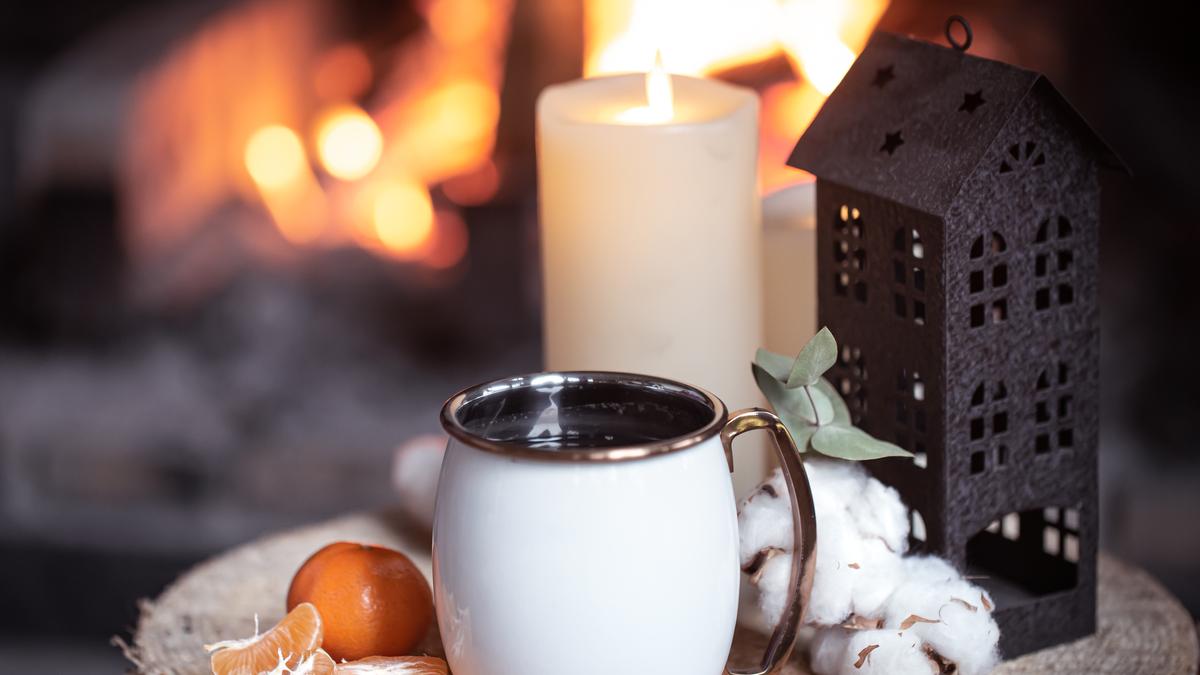 Чашка, свеча и мандарины