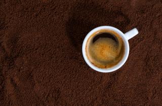 Гастроэнтеролог Гарварда Саурабх Сетхи объяснил, чем опасен сахар в кофе