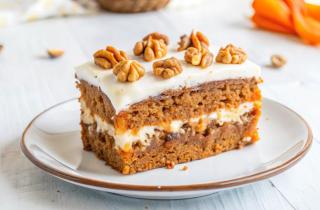 Морковный торт со сметанным кремом требует мелкой терки для моркови — повар