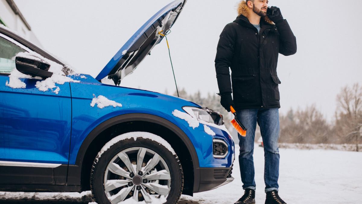 Мужчина стоит у машины