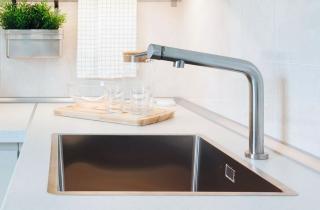 Белый уксус растворяет минеральный налёт на аэраторе крана — Southern Living