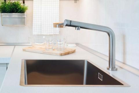 Белый уксус растворяет минеральный налёт на аэраторе крана — Southern Living