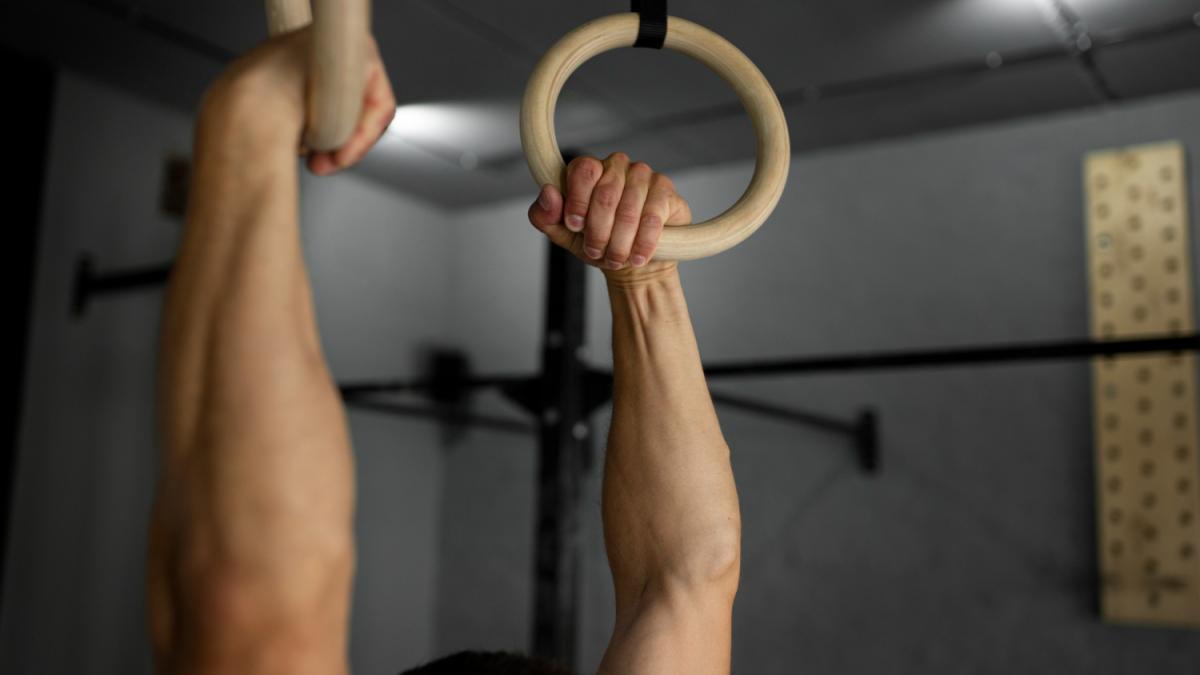 Мужчина висит на кольцах