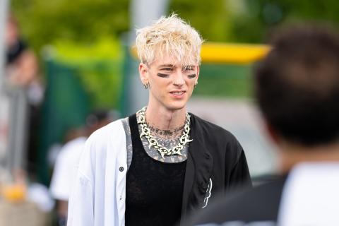 Музыкант Machine Gun Kelly заявил, что может быть наполовину инопланетянином