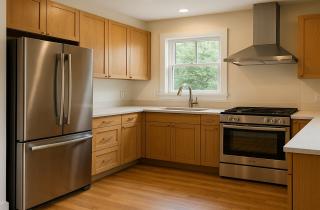 Кухню с деревянными фасадами можно обновить без нового гарнитура — дизайнеры