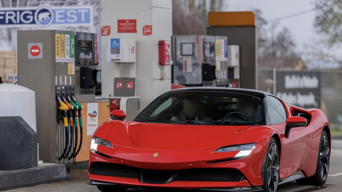 Ferrari SF90 Stradale на автозаправке Ferrari SF90 Stradale на автозаправке