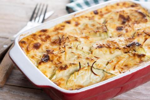 Запечённые рулетики из цуккини с сыром и томатным соусом: пошаговый рецепт