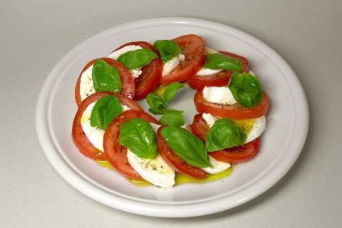 Закуска из помидоров с брынзой сочетает свежесть и насыщенный вкус
