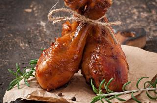 Варил рульку классически — вышла сочная альтернатива колбасе: добавил лук, и бульон стал золотом