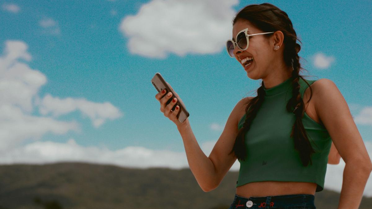 Девушка с телефоном