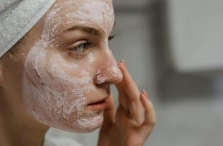 Зимний воздух усилил сухость и тусклость кожи весной — дерматологи