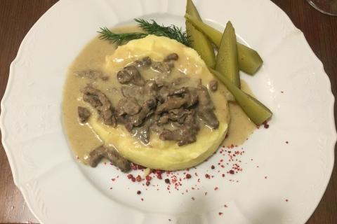 Бефстроганов подают с картофельными драниками как альтернативой пюре и пасте — кулинары