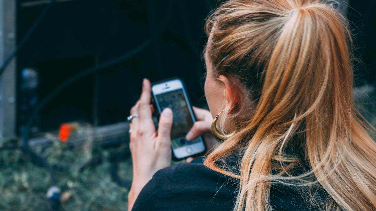 Женщина листает ленту