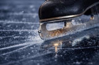 Лёд оказался не таким твёрдым, как казался: микрослой воды десятилетиями скрывал секрет кристаллов