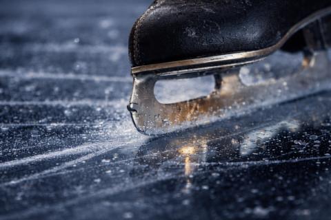 Лёд оказался не таким твёрдым, как казался: микрослой воды десятилетиями скрывал секрет кристаллов