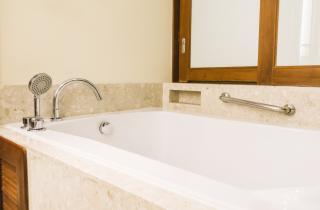 Обновление покрытия ванны можно выполнить самостоятельно — The Spruce