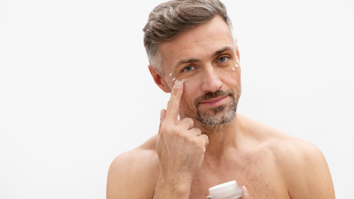 Мужчина ухаживает за кожей Мужчина ухаживает за кожей
