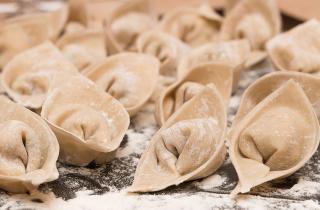 Добавление 60 мл растительного масла снижает клейкость теста на 40 % и улучшает раскатку