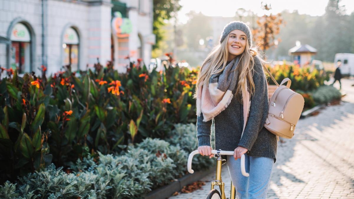 Девушка с велосипедом